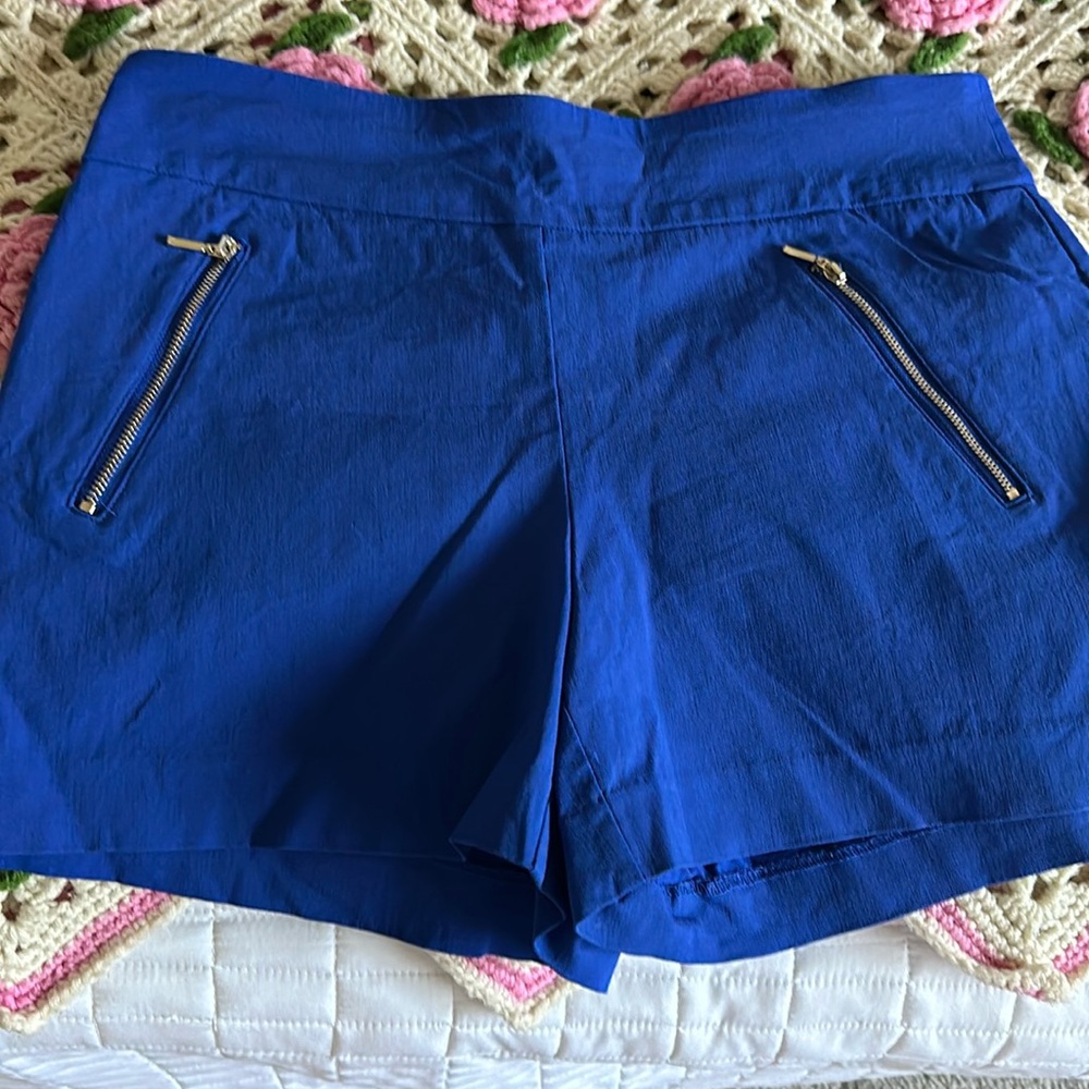 Pull on shorts size L